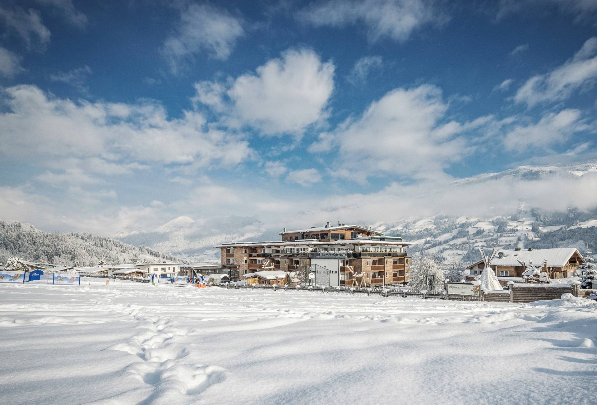 Mia Alpina verschneite Skipiste vor dem Hotel