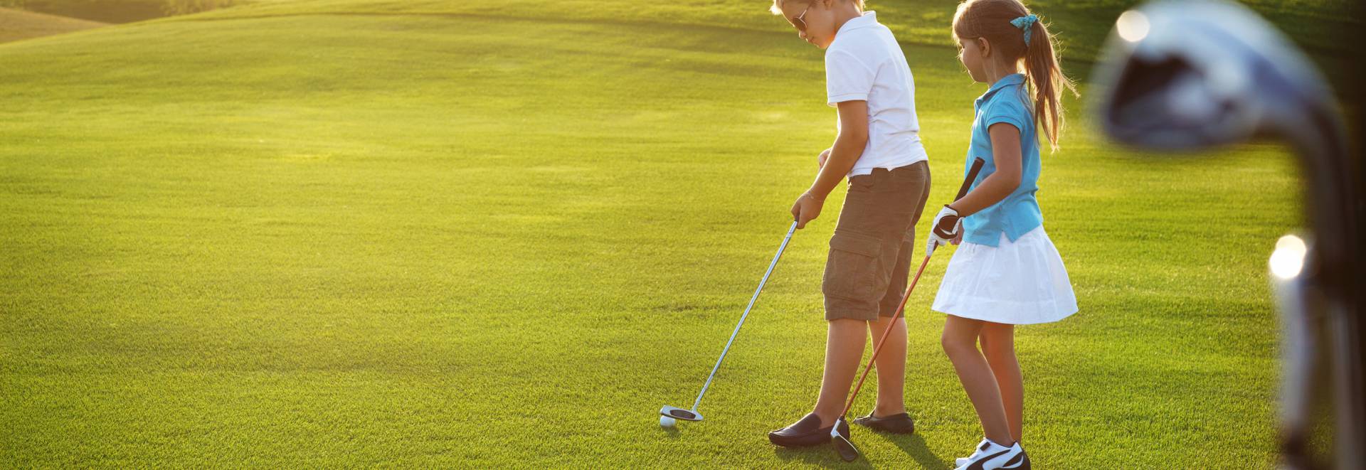 Kinder beim Golf spielen