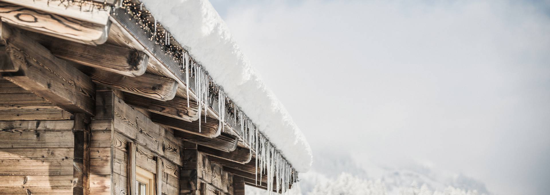 verschneite Almhütte