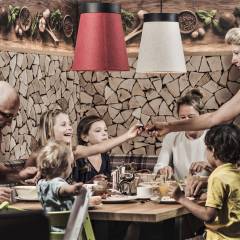 Familie beim Frühstück im Mia Alpina