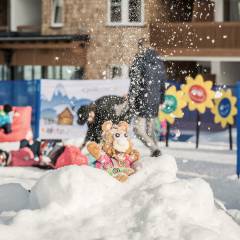 Alpini Kuscheltier im Schnee