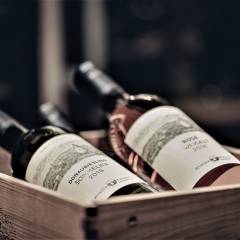 Weinflaschen in Holzkiste