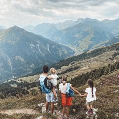 Familie beim Wandern schaut ins Tal