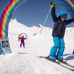 Kinder beim Skifahren