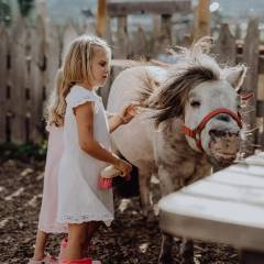 Mädchen putzen Pony