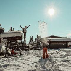 Kinder spielen im Schnee im Hof des Mia Alpina