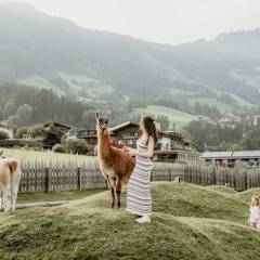 Eine Frau bei den Alpakas des Mia Alpina