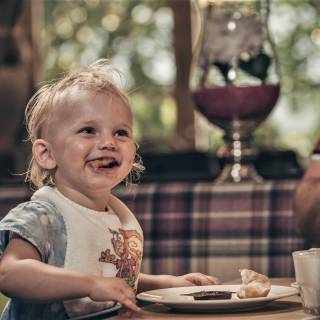 Kleinkind hat Spaß beim Essen