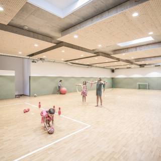 Turnhalle des Mia Alpina mit spielenden Kindern 