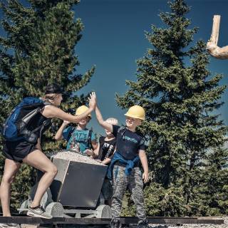 Kinder spielen an der Bergbaumine