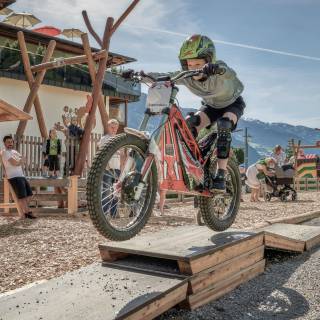 Kinder auf dem E-Motocross-Parcours