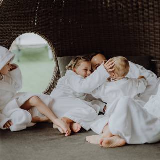 Kinder im Bademantel spielen