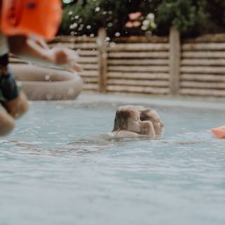 Kinder haben Spaß im Outdoorpool