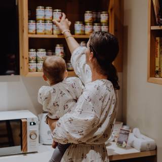 Mutter und Baby in der Hipp-Babyküche