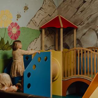 Kinder spielen im Kidsclub