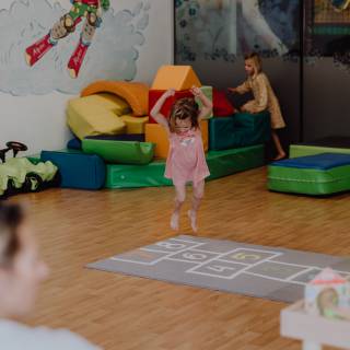 Kinder spielen im Kidsclub