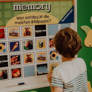 Kind spielt Memory im KidsClub