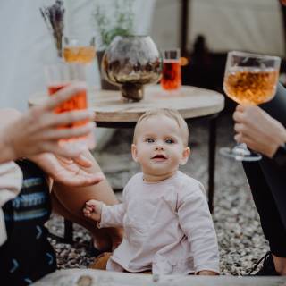 Baby und Eltern sitzen gemütlich und Feiern