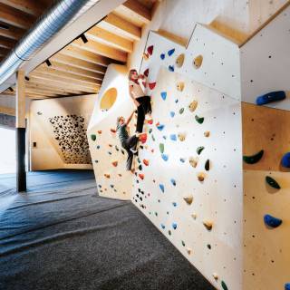 Kinder auf der Kletterwand in der Area 500