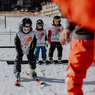 Kinder lernen Ski fahren in Alpinis Skischule
