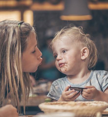 Zwei Mädchen beim Frühstück