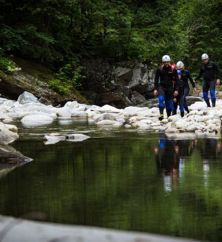 Familie beim Canyoning im Zillertal