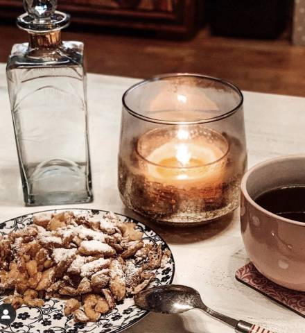 Kaiserschmarn mit Kaffee auf dem Tisch