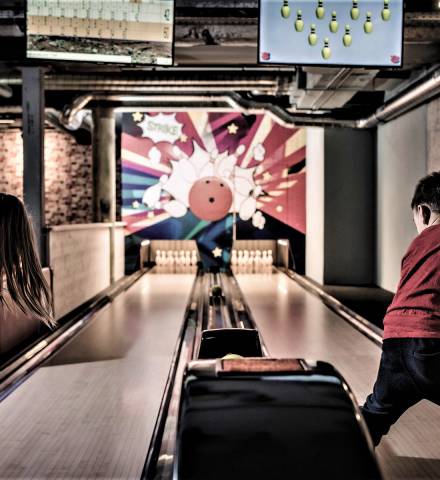 Kinder beim Bowling in der Area 500