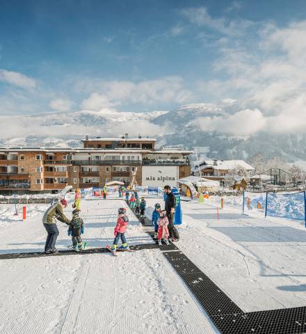 Übungsskiwiese vor dem Mia Alpina