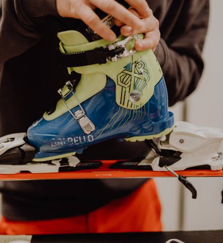 Ski wird an Skischuh angepasst