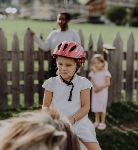 Mädchen reitet auf Pony