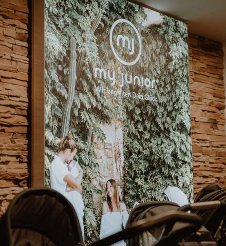 My Junior Wandbild mit Kinderwagen im Vordergrund