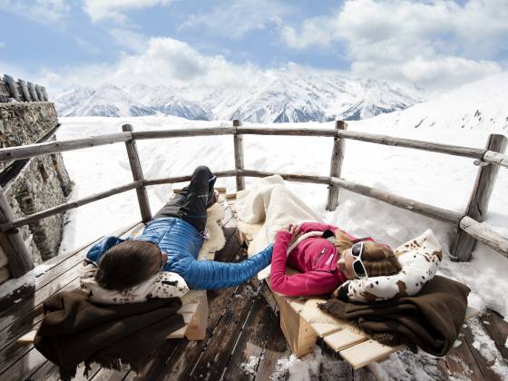 Paar liegt auf Liegen in der Almhütte