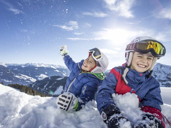 Zwei Kinder spielen im Schnee