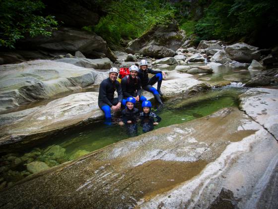 Familie beim Canyoning im Zillertal