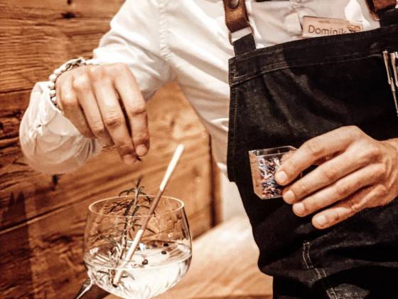 Barkeeper bereitet Cocktail zu