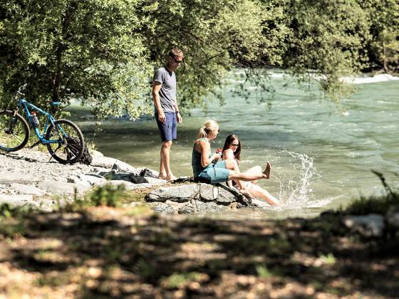 Fahrradfahrer machen Pause am Fluss