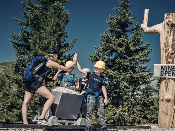 Kinder beim Bergbauspielplatz