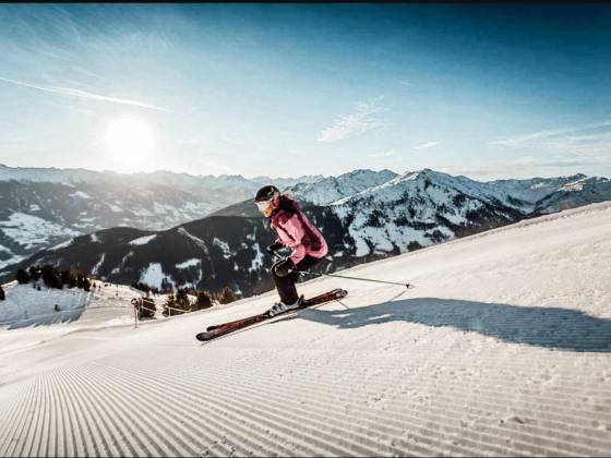 Skifahrerin auf der Skipiste Spieljoch