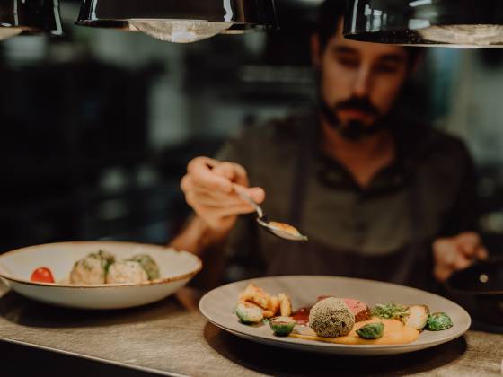 Küchenchef Markus Kobliha beim Essen anrichten