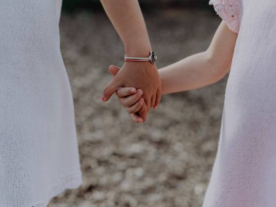 Zwei Mädchen halten Hände