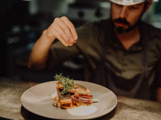 Küchenchef Markus Kobliha richtet ein Fischgericht an