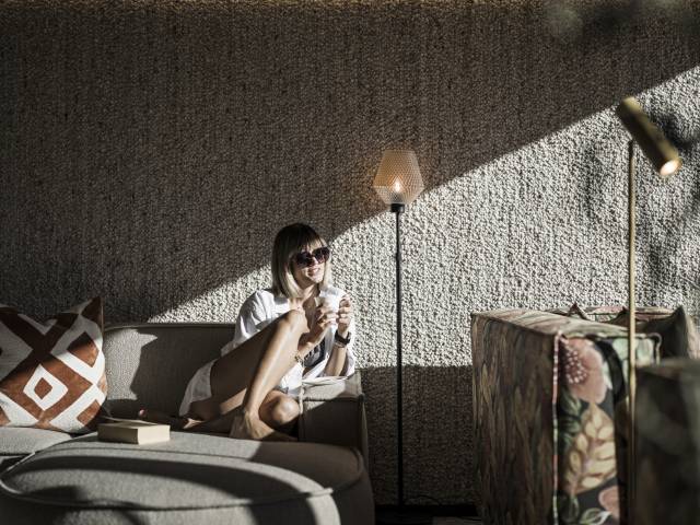 Frau mit Kaffee auf der Couch 