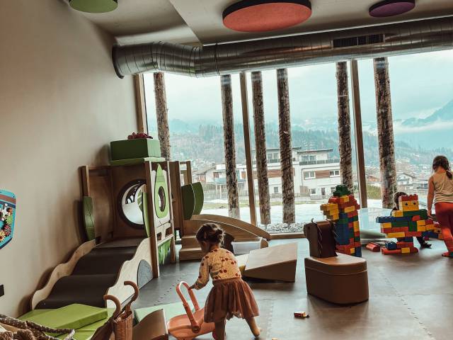 Kinder spielen in der Area 500