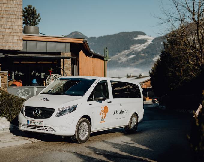 Mia Alpina Van vor dem Hotel