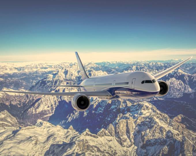 Flugzeug fliegt über eine bergige Landschaft