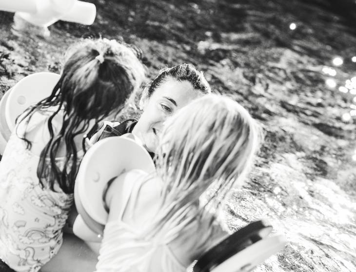 Familie spielt im Activitypool 