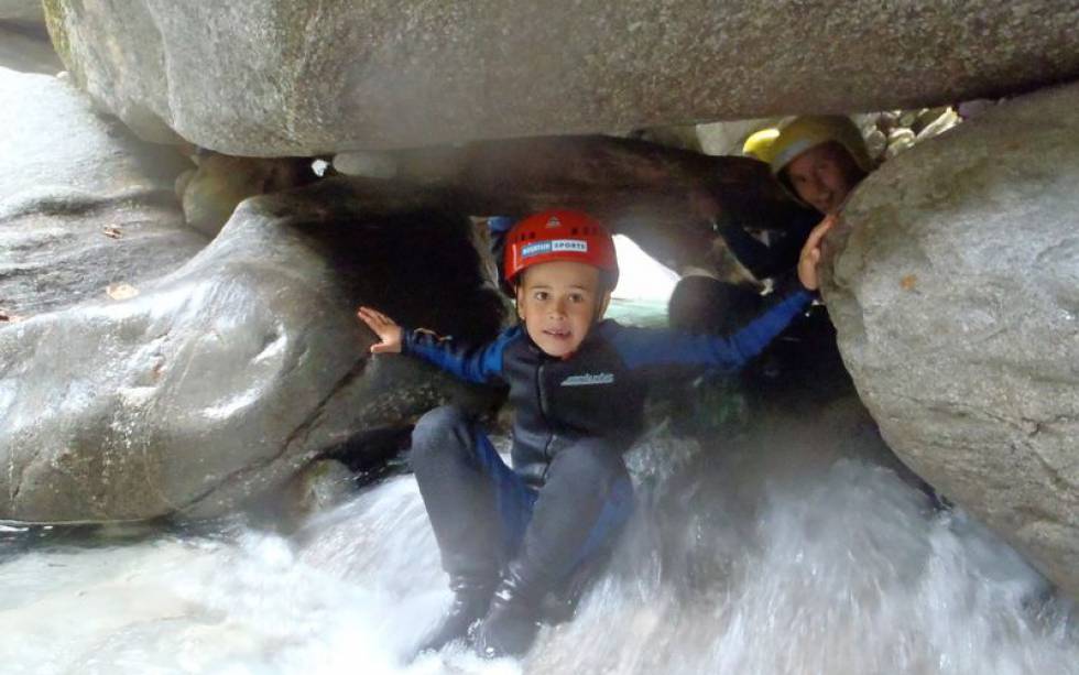 Familie beim Canyoning