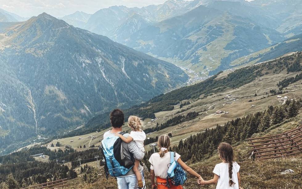 Familie beim Wandern schaut ins Tal