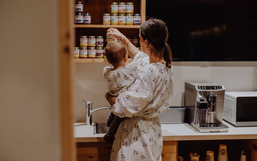 Mutter und Baby in der Hipp-Babyküche